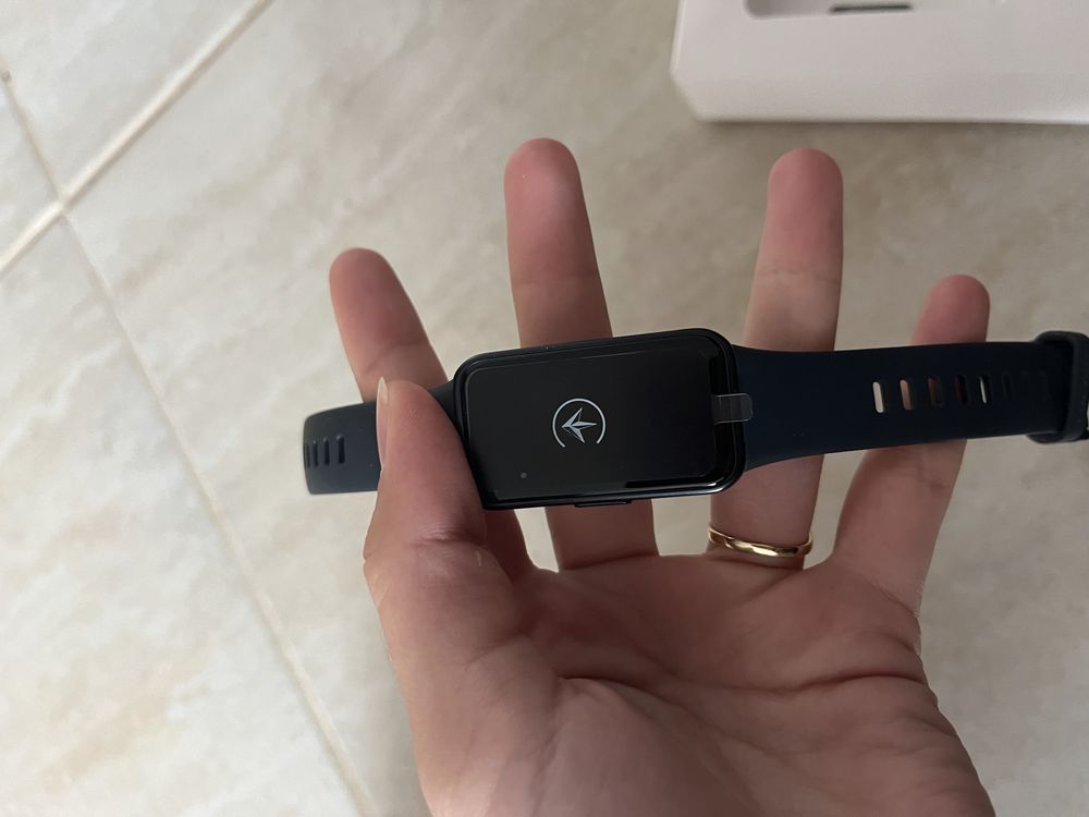 Смарт часовник HUAWEI BAND 8 чисто нов