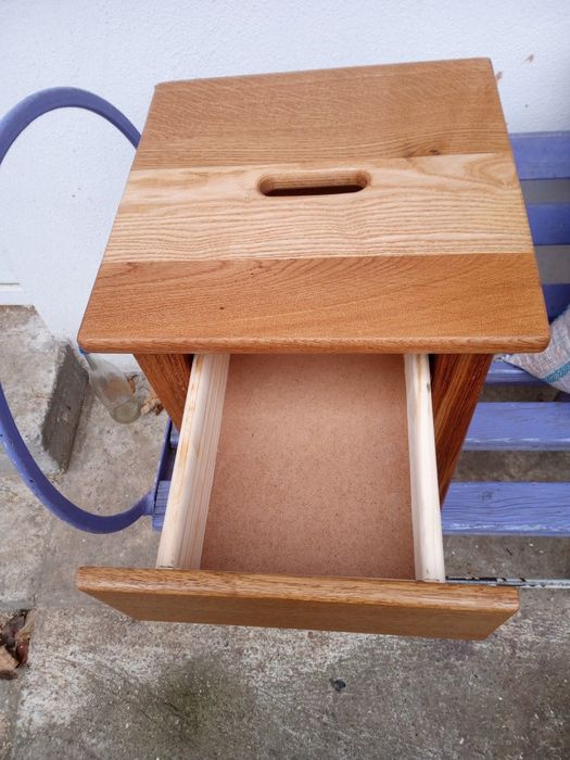 Vând tabureti din lemn masiv