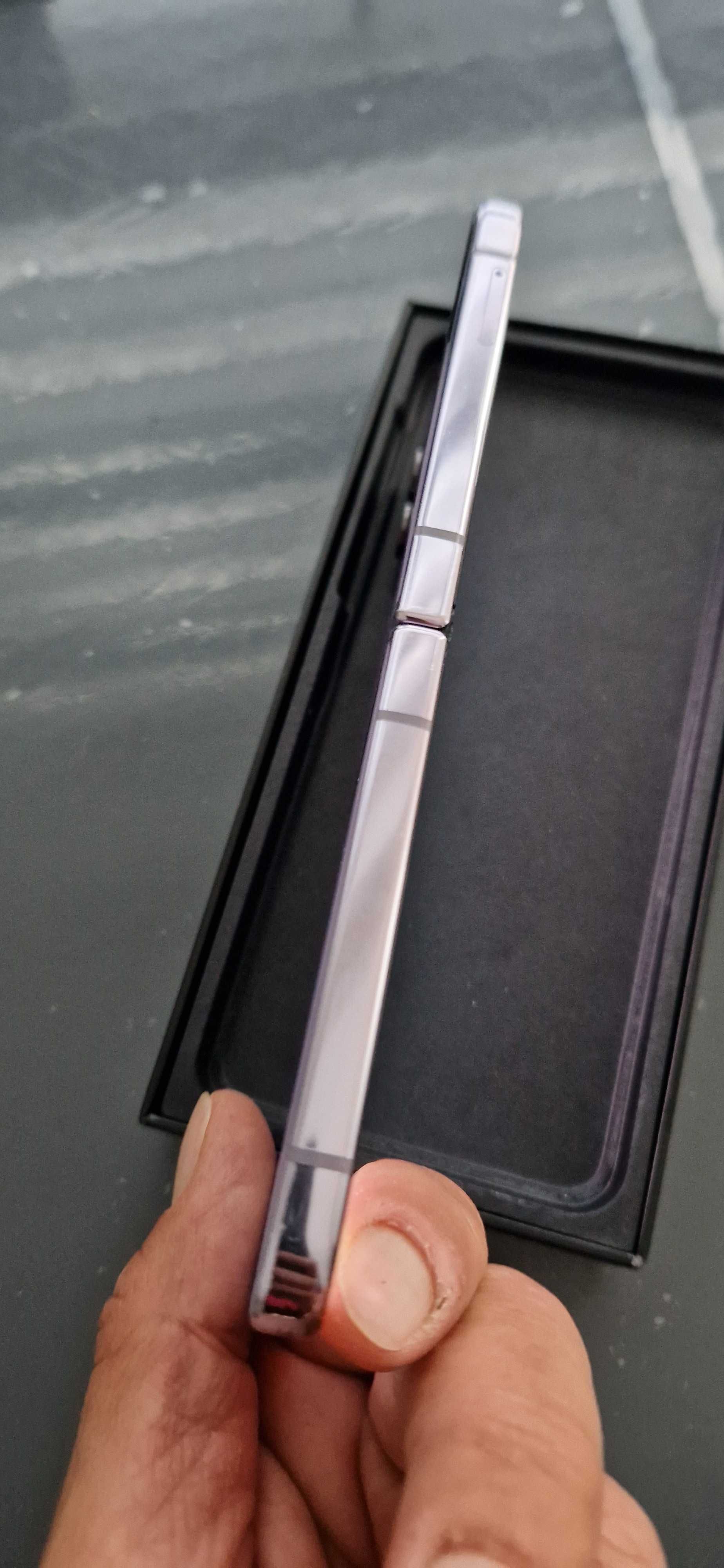 Samsung z flip 4 256 gb.