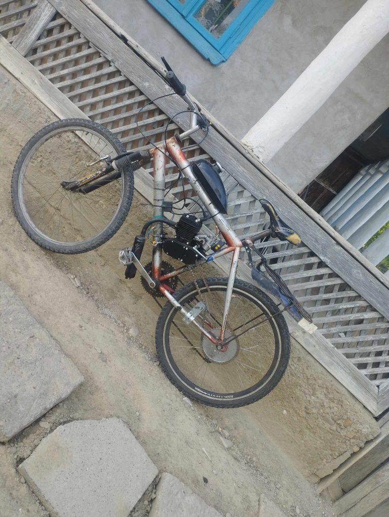 Bicicleta cu motor , vând sau schimb cu scuter