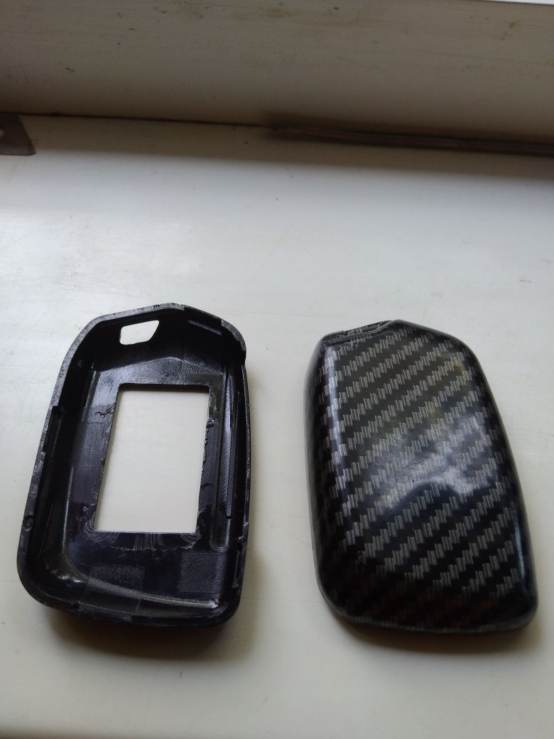 avtomobil kaliti uchun karbon ko‘rinishidagi plastik g‘ilof.