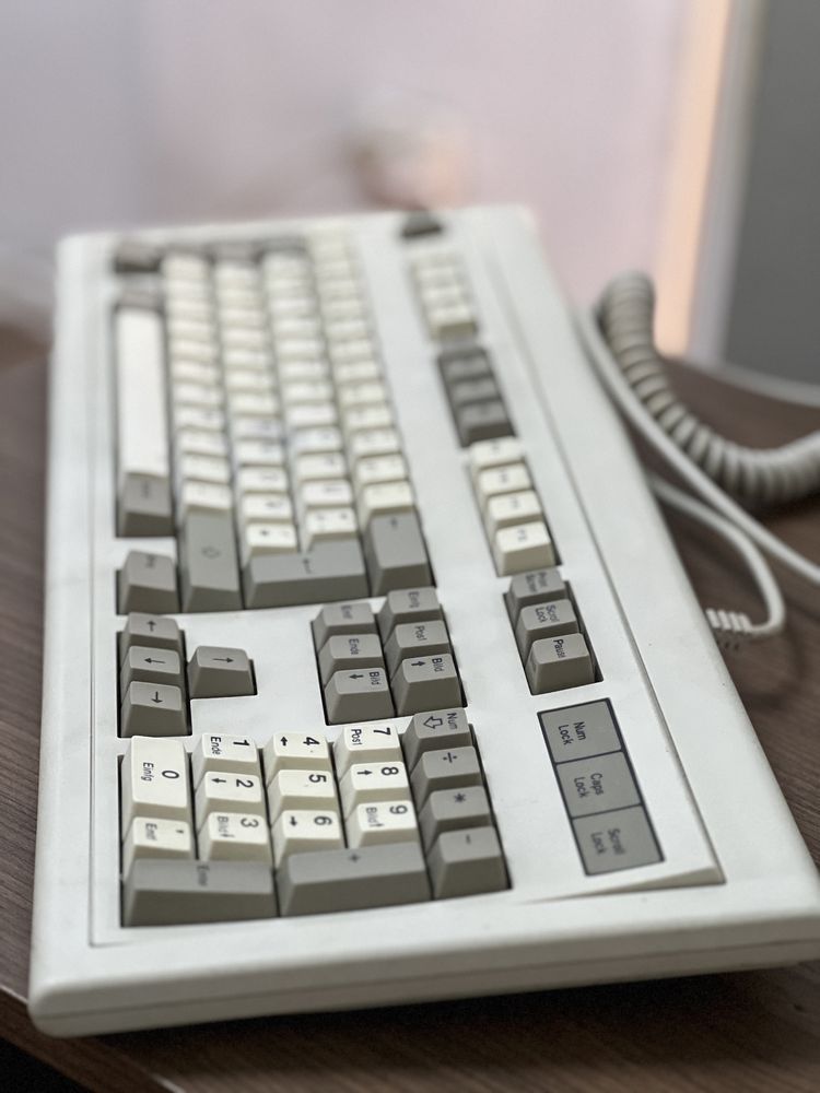 Vând tastatura mecanica retro