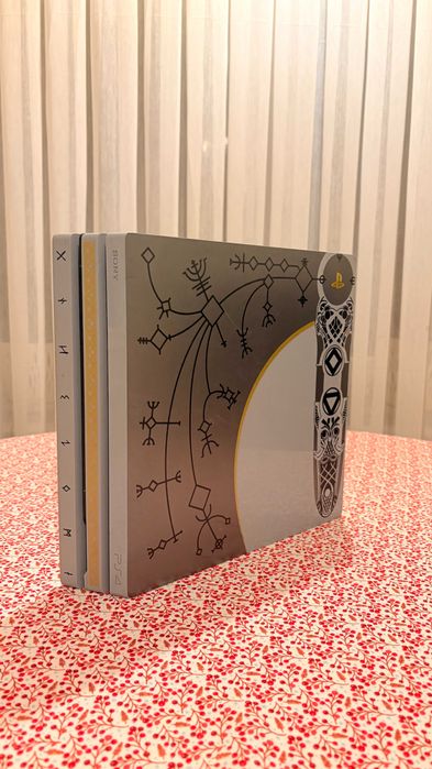 PS4 Pro 1 TB PS4 1 TB  2 manete + 20 jocuri + chitară Guitar Hero