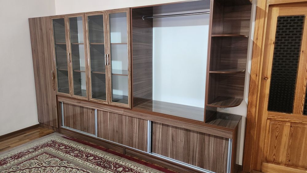 Шкаф офисная и стол с 5шт кресл стол для переговоров
