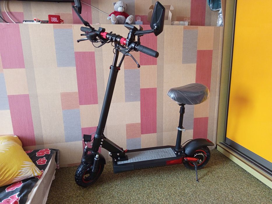СРОЧНО! Электросамокат в отличном состоянии.