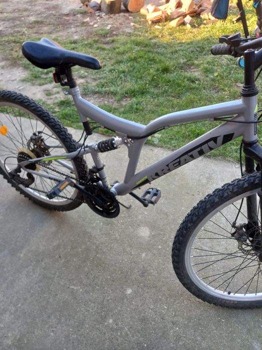 Vand biclcleta cu suspensii pentru drum de munte