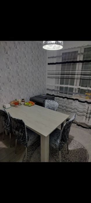 Продам кухонный стол со стульями