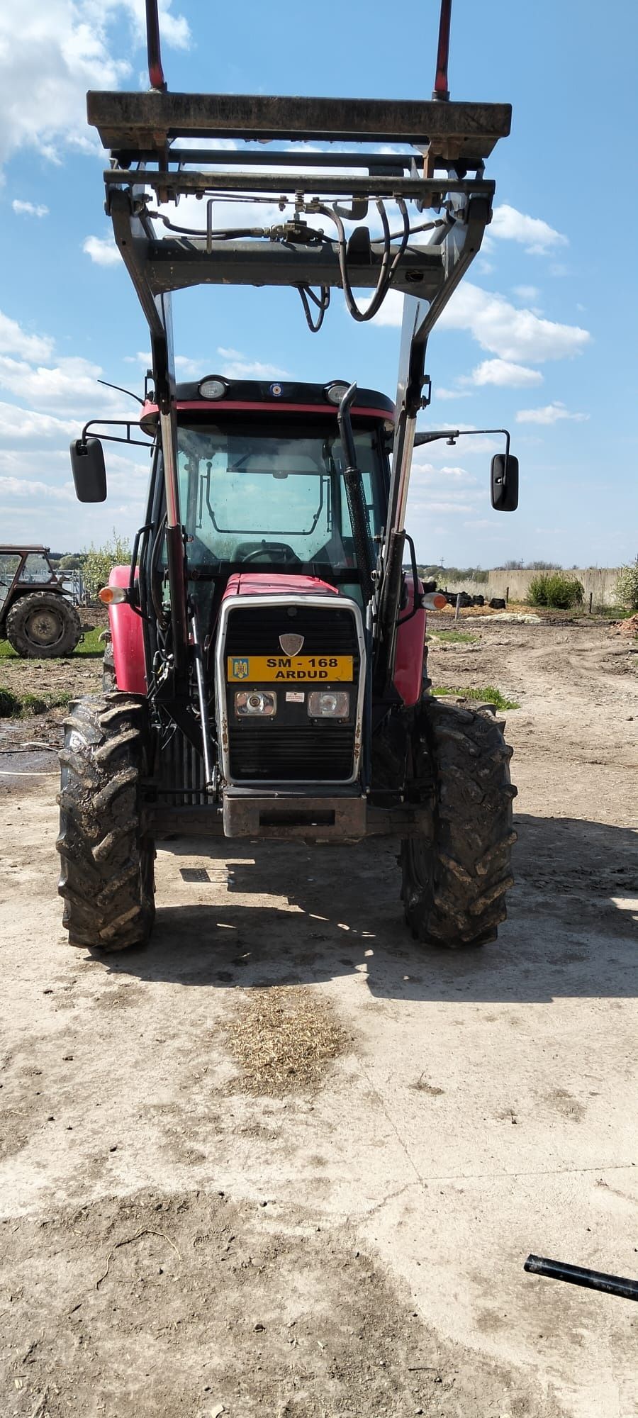 Vand/schimb cu bovine ANGUS, 2 TRACTOARE - HARS 299S cu incarcator si