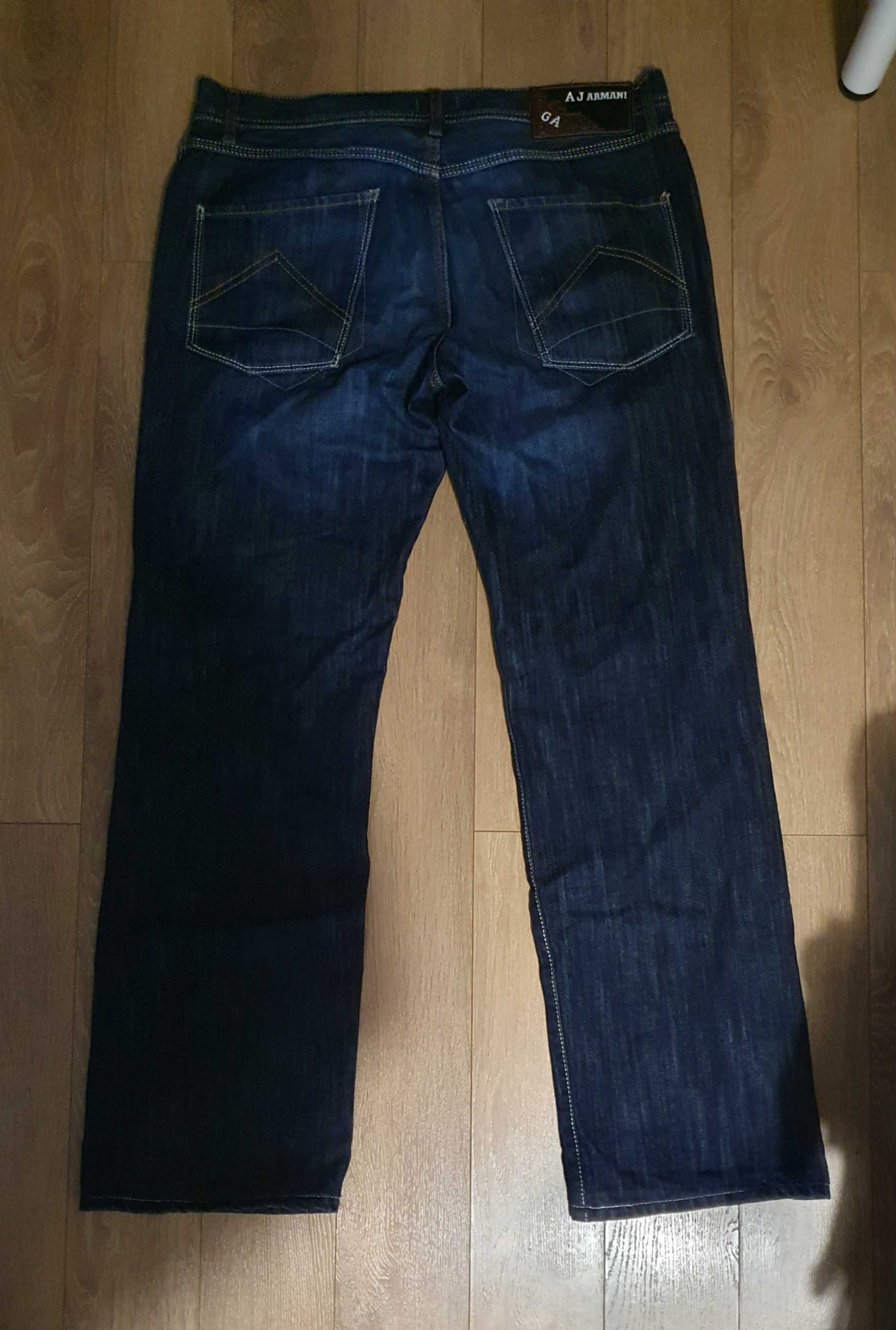 Продавам оригинални дънки Armani – тъмносини, размер 34, рядък модел