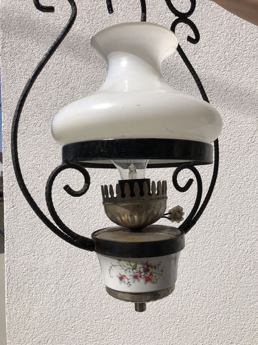 Lampă electrică din fier forjat si porțelan cu abajur din sticlă albă