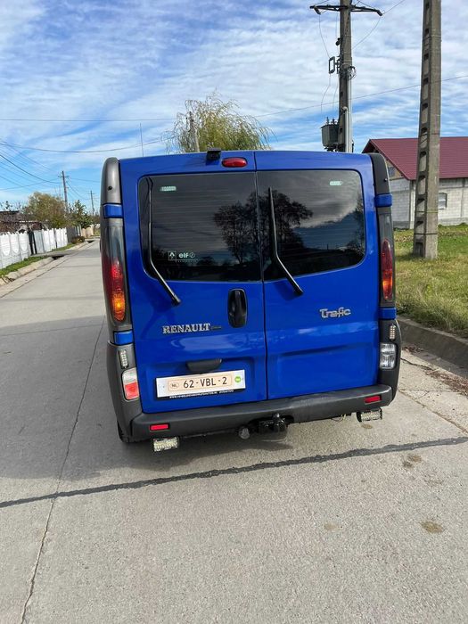 Vand Renault Trafic maxim de lung cu 6 locuri motor 1.9 dci 2007  opel