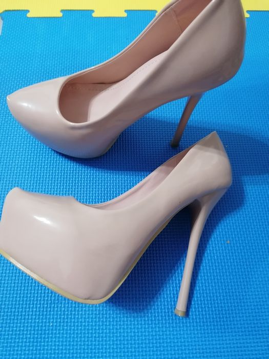 Pantofi cu toc subțire și platforma Beige