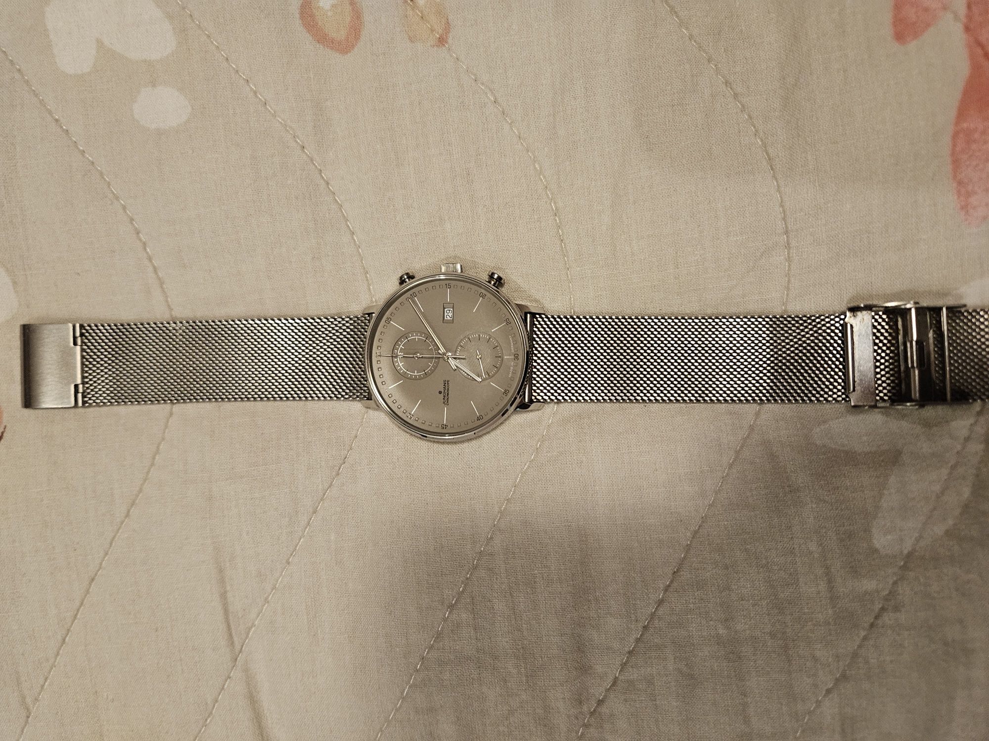 Продавам часовник Junghans - кварц.