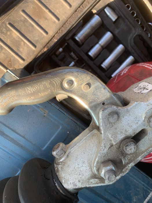 Cupla cu dispozitiv inertial pentru remorca ulilaje Knott