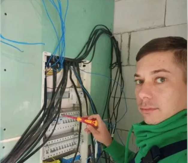 Электрик недорого: подключение плиты, замена проводки и люстры!