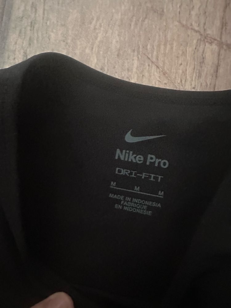 Черен блестящ спортен потник nike pro
