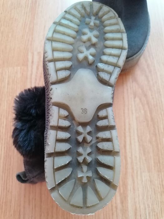 Vând cizme scurte de piele întoarsă cu ciucuri tamaris