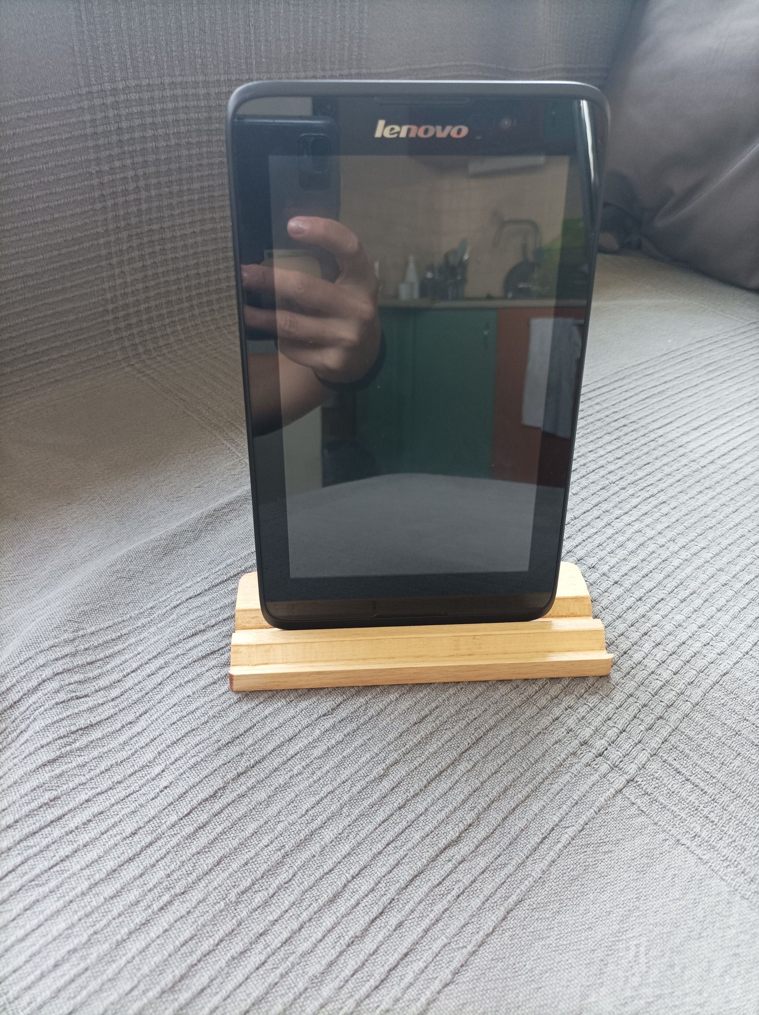 Дървена стойка за телефон или таблет, ръчна изработка