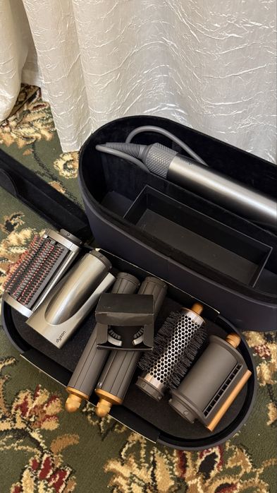 Продается дайсон в темно синем цвете