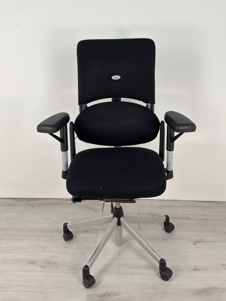 Ергономичен офис стол Steelcase Please V1 има две отделни облегалки,