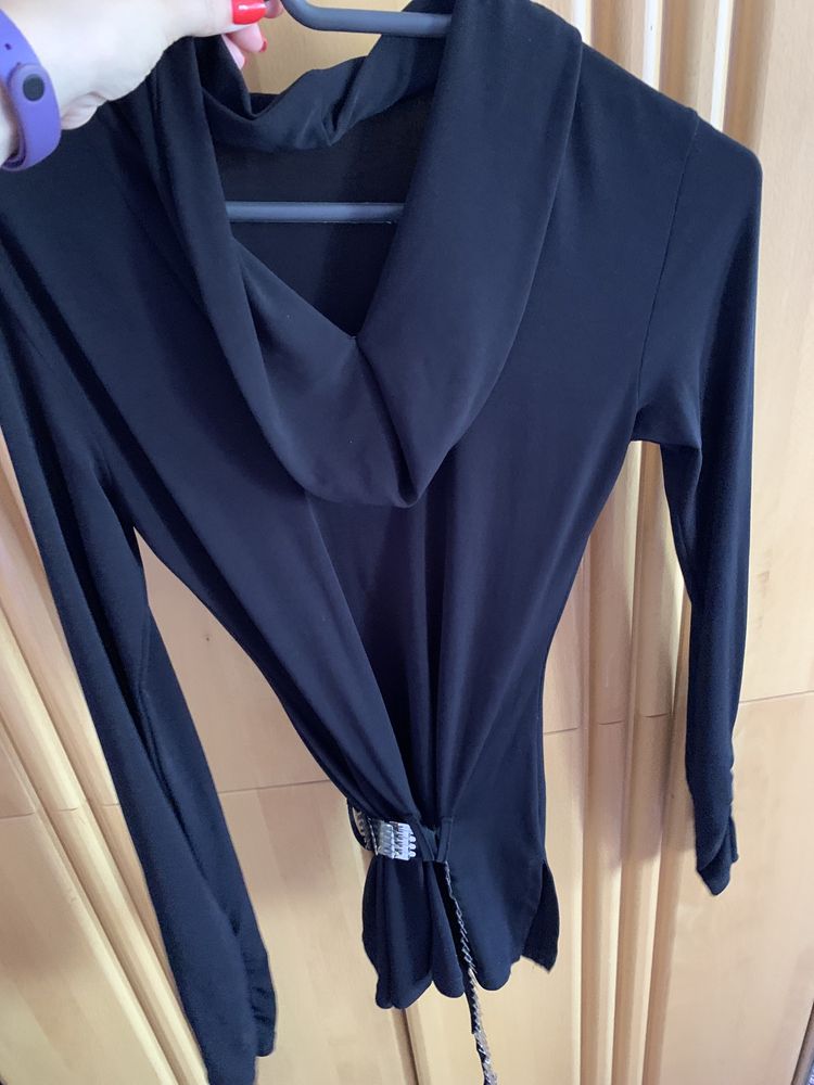 bluza neagra,mulata pe corp