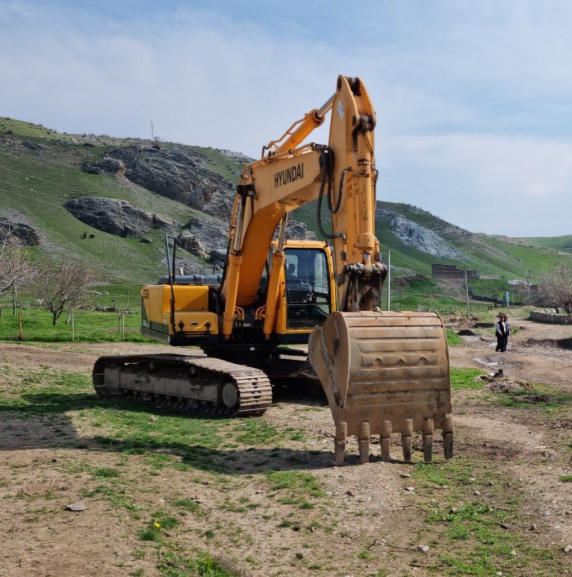 Hyundai ekskavator ijaraga. 1.5 m3 va 0.5m3 kovsh hajmi.