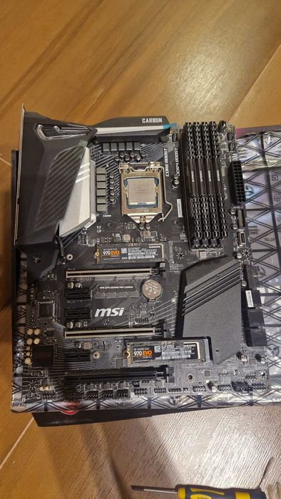 Дъно MSI Z390 с процесор i9 9900k, рам Corsair 32GB и ССД 2x512GB Sams