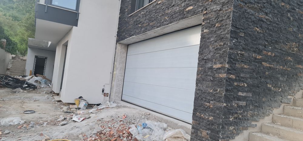 Usa de garaj/ usi secționale/ porți industriale/ usa tip rulou/ usi