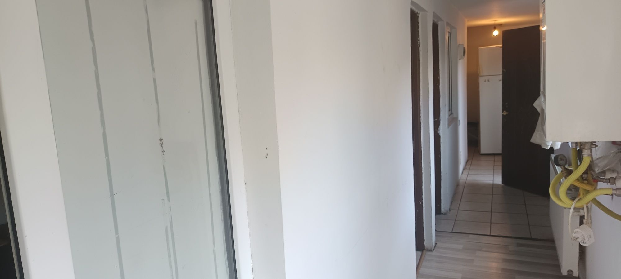 Închiriez casa la curte