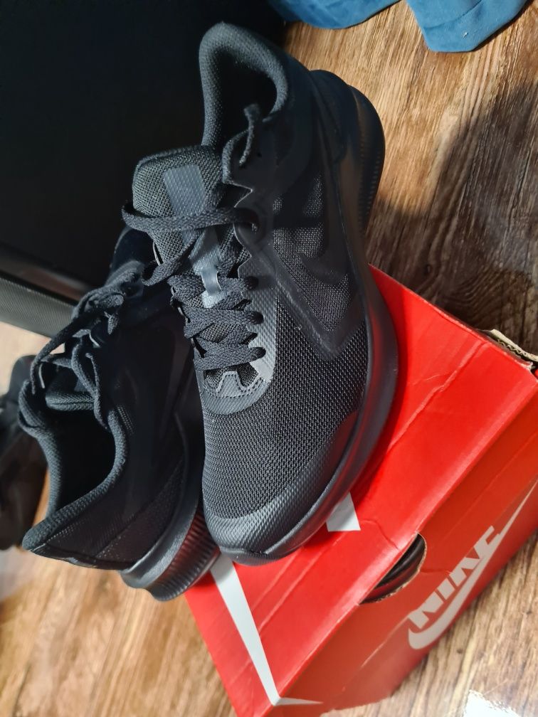 Adidasi Nike Downshifter 10
WlPantofi Downshifter 10
Pantofi D
