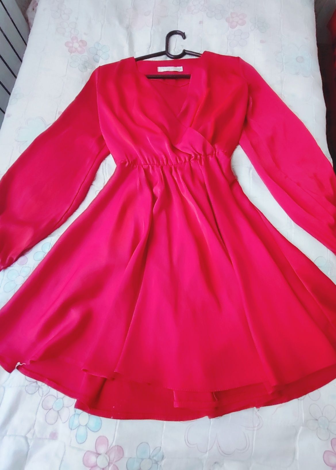 Красное платье короткое с глубоким декольте