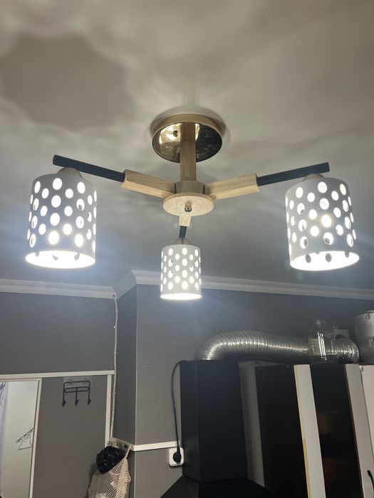 Продам люстру потолочную