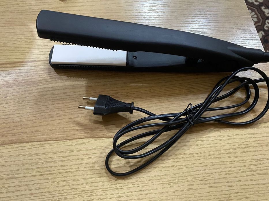 Новый в упаповке стайлер-выпрямитель (утюжок)