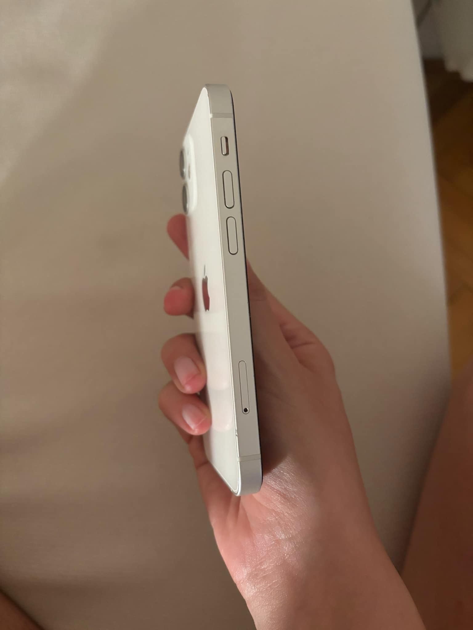 Продавам Iphone 12 mini