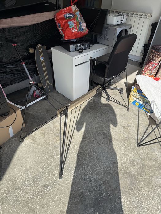 Am doua mese una rotunda una dreptunghiulara din sticla ambele