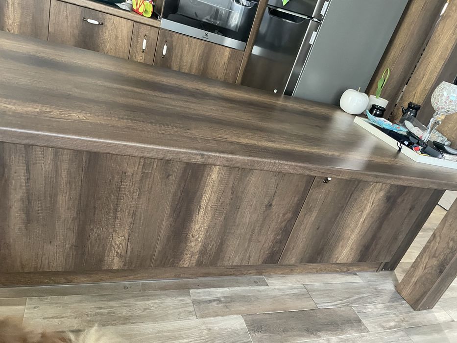 Маса тип островна с чекмеджета  няма забележки