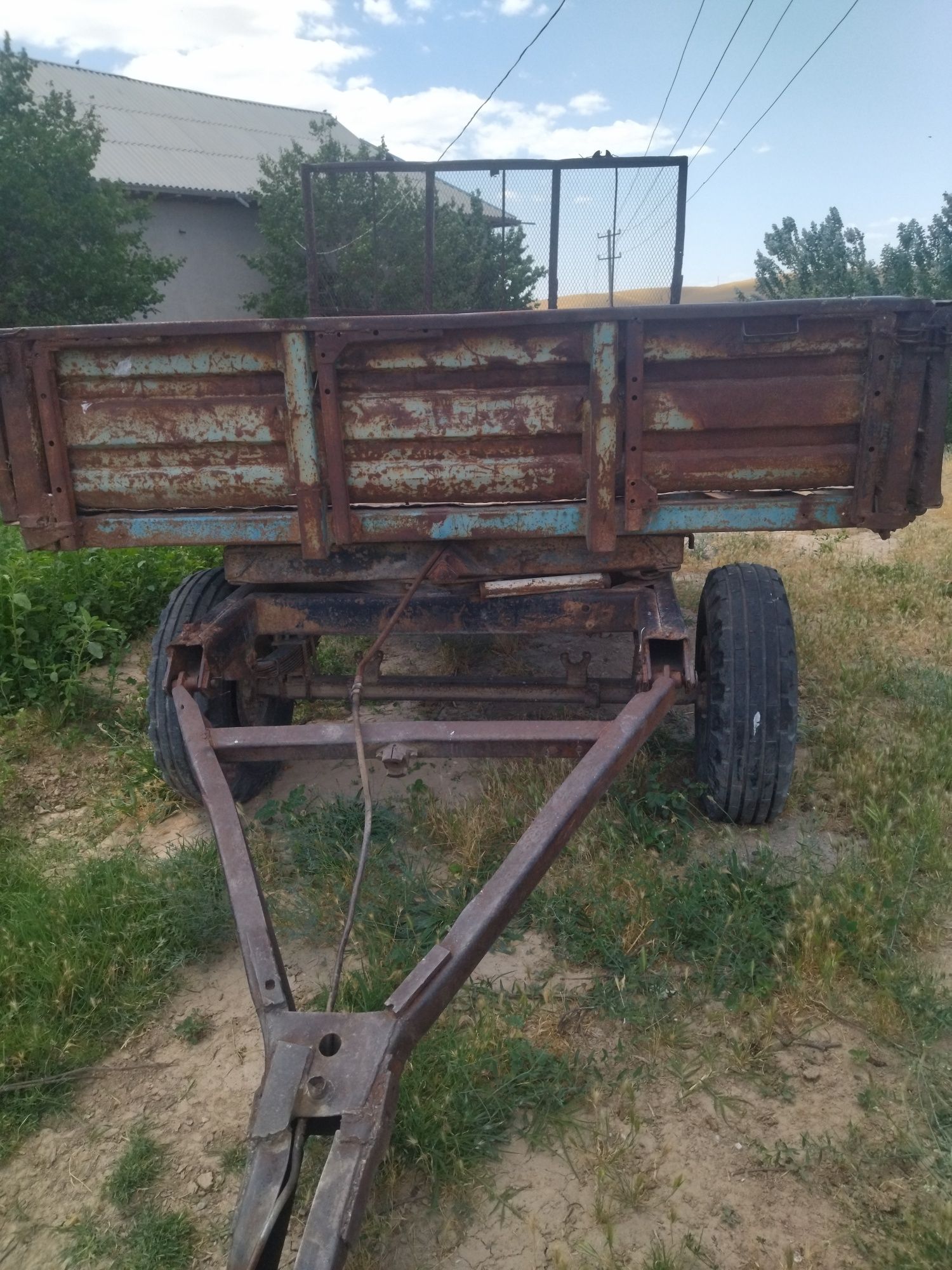 T 28 traktor sotiladi holati yaxshi ishlab turgan texnika