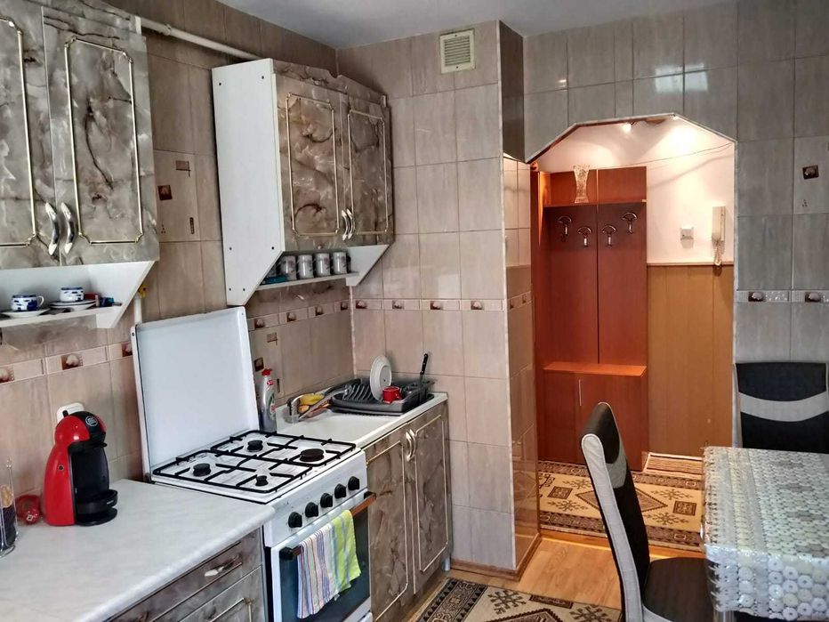 Vând apartament cu 2 camere în centru.(Pensiunea Iris)