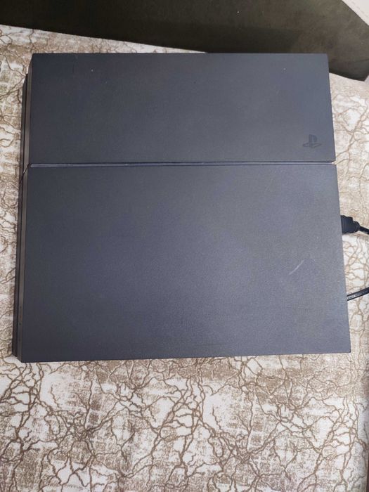 Продавам PS 4 в отлично състояние.