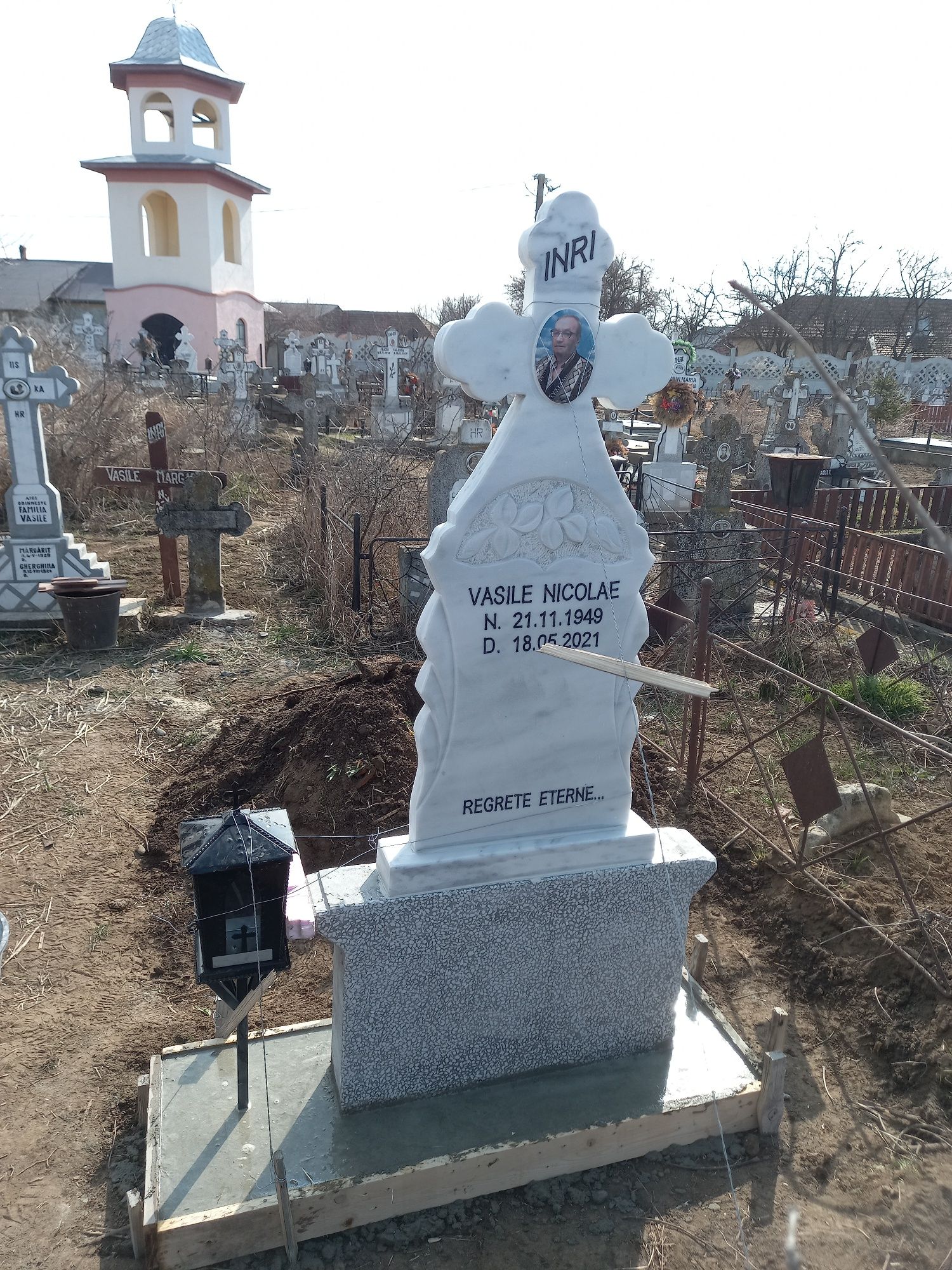 Cruci marmura cruci granit poza ceramica mozaic scris în cimitir gard