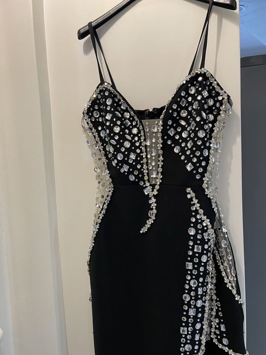 Rochie deosebita crapata pe picior cu pietre