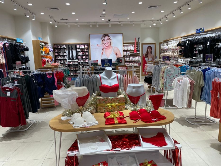 ПРОДАМ ГОТОВУЮ МЕБЕЛЬ под любой бизнес одежды, белья, купальников