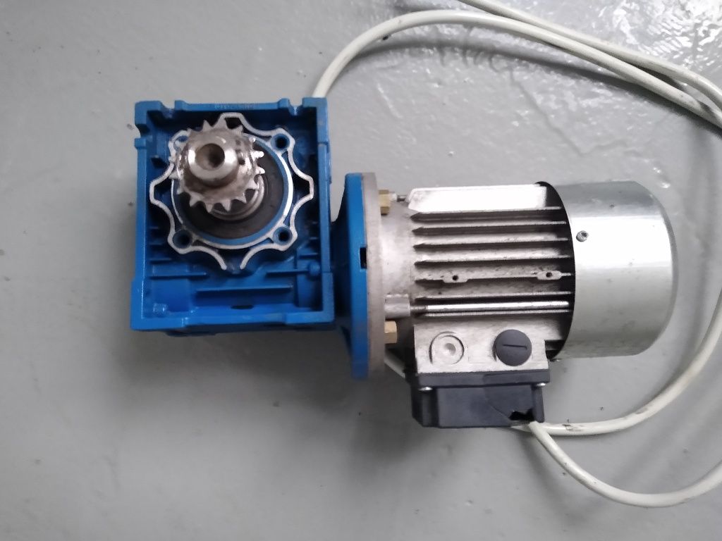 Reductor motovario ,radiator cu ventilație,pompa recirculare lichid .