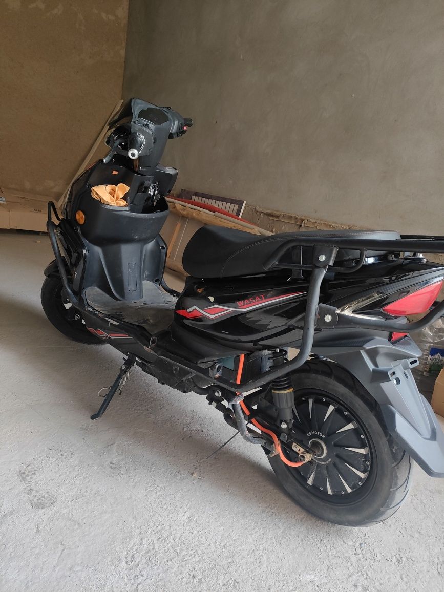 Skutr elektir 2000W 6 akumlyatorligi aybi yoq yurushlari yaxshi