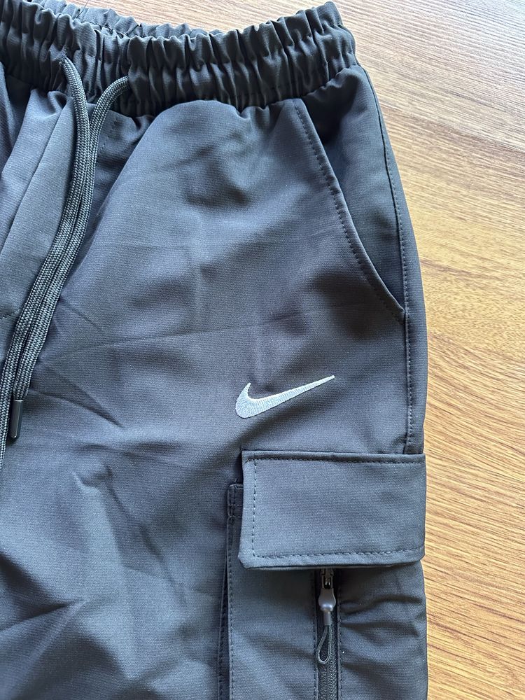 Мъжки,шушлекови,къси панталонки Nike,модел Карго с бродирано лого
