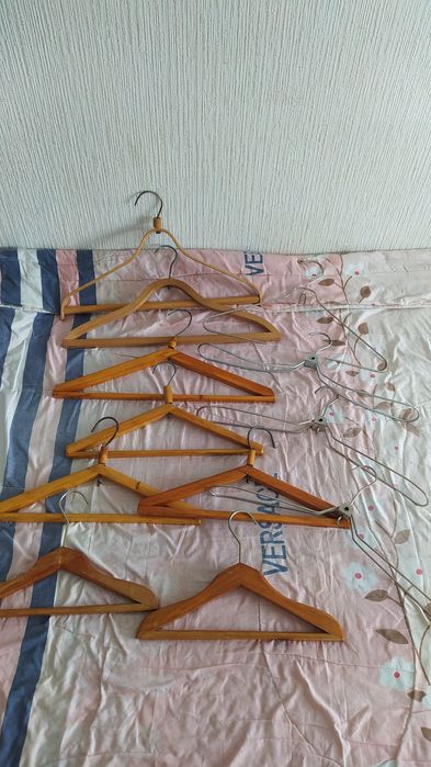 Продаются вешалки.