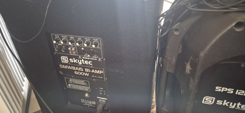 Vând boxe skytec 700 w cu trepied si  subufer 600 W + masa de remixat