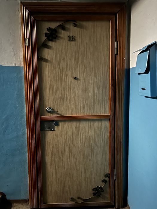 Продам входную железную дверь