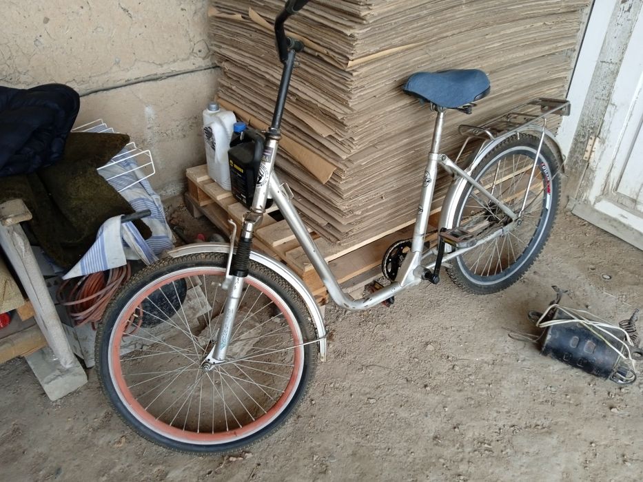 Велосипед  жумс жасап тур