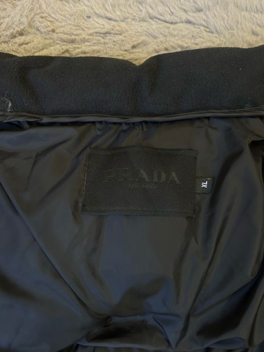 Елеци Prada и Burberry